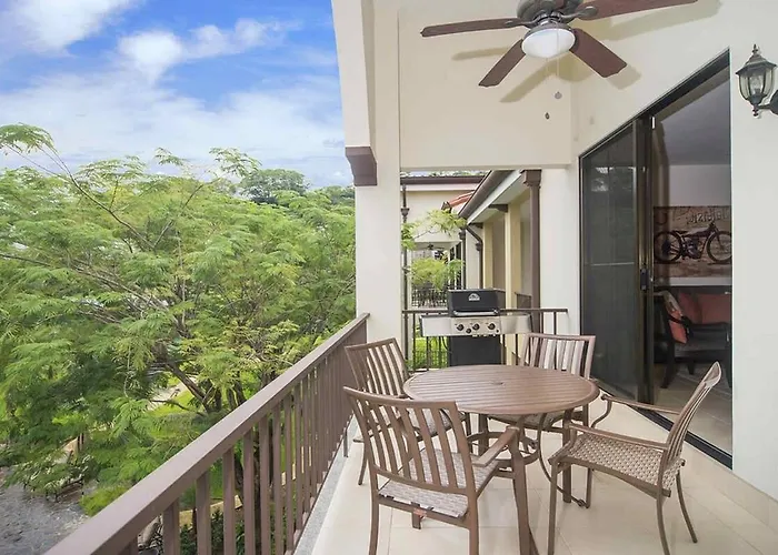 Hébergement de vacances Impressively Designed And Decorated 3rd-floor Space Overlooking Pool In Coco