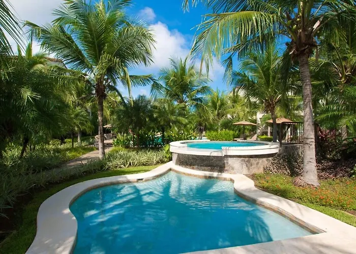 Impressively Designed And Decorated 3rd-floor Space Overlooking Pool In Hébergement de vacances *