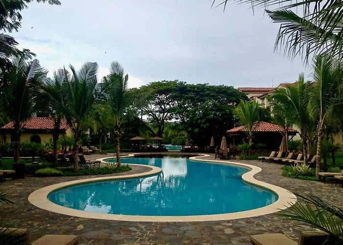 Hébergement de vacances Impressively Designed And Decorated 3rd-floor Space Overlooking Pool In *