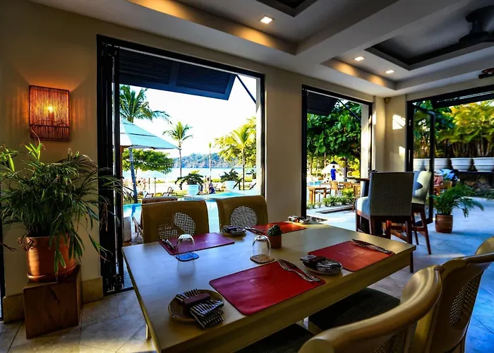 Impressively Designed And Decorated 3rd-floor Space Overlooking Pool In Hébergement de vacances *